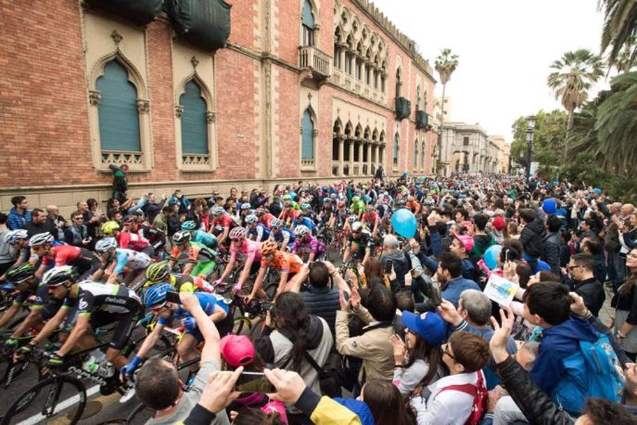 Bagno di folla alla partenzaper la festa del Giro: applausi, grida e incitamenti alla partenza dei corridori da Reggio Calabria. Lapresse 